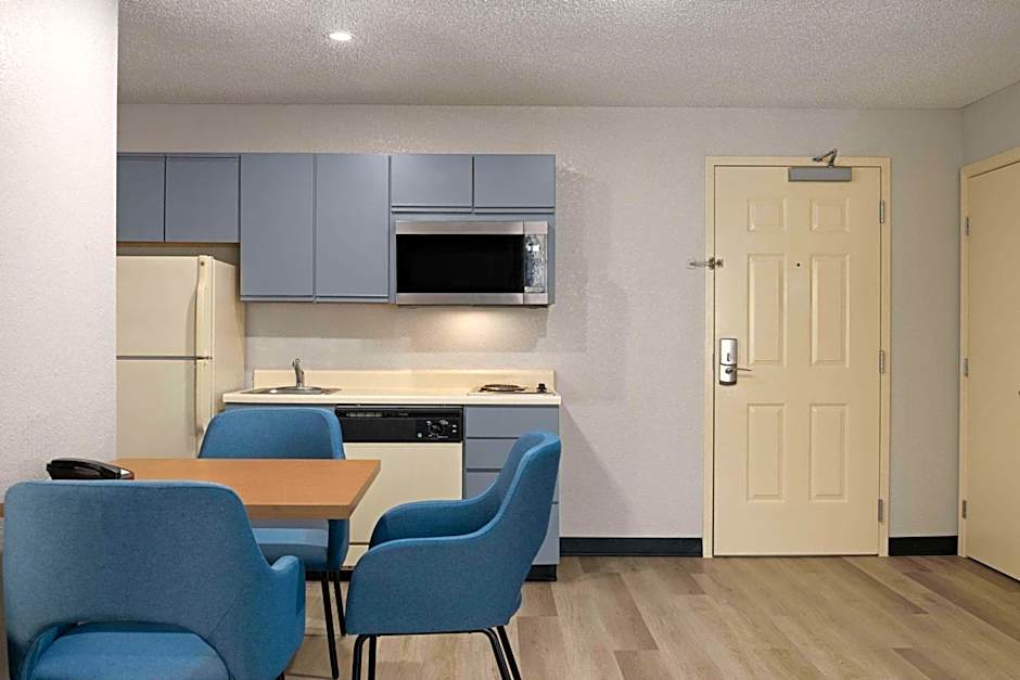 Days Inn & Suites by Wyndham Green Bay WI.