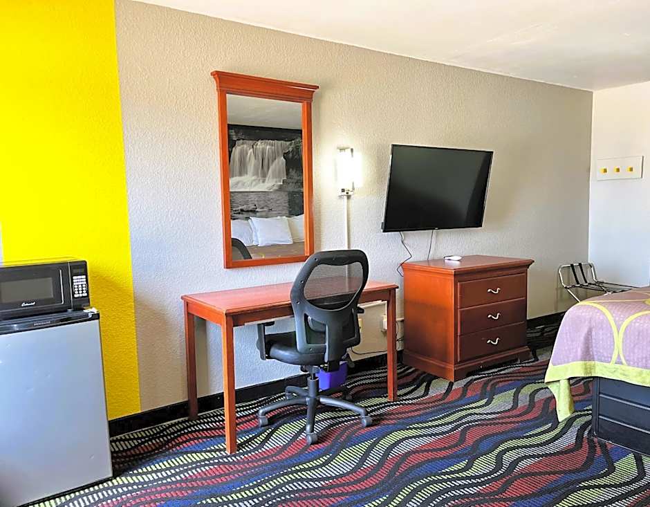 Super 8 by Wyndham Vincennes