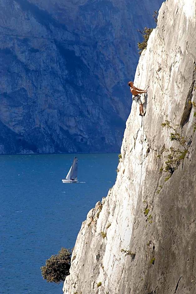 HOODY ACTIVE & HAPPINESS HOTEL