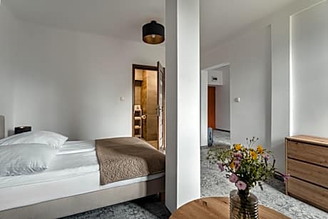 Apartment with Mountain View