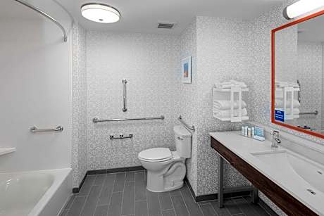 1 King Mobility/Hearing Access W/Tub Nonsmok