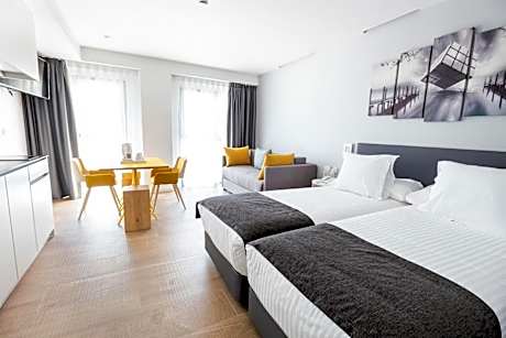 Family Room (2 Adults + 2 Children)