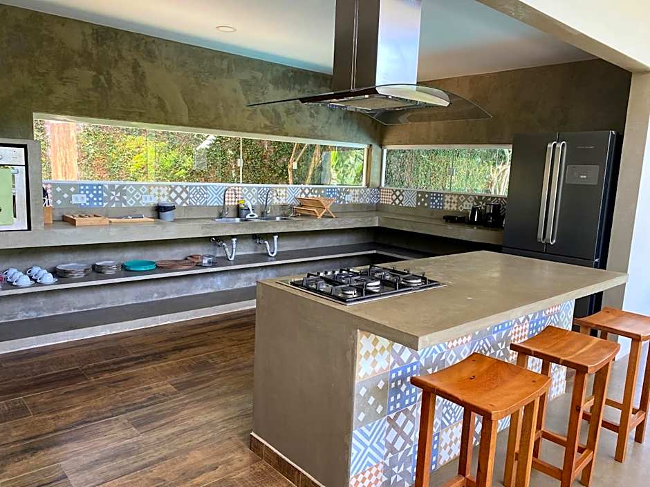 Casa com Piscina, 3 Suites, sala de estar e cozinha completa