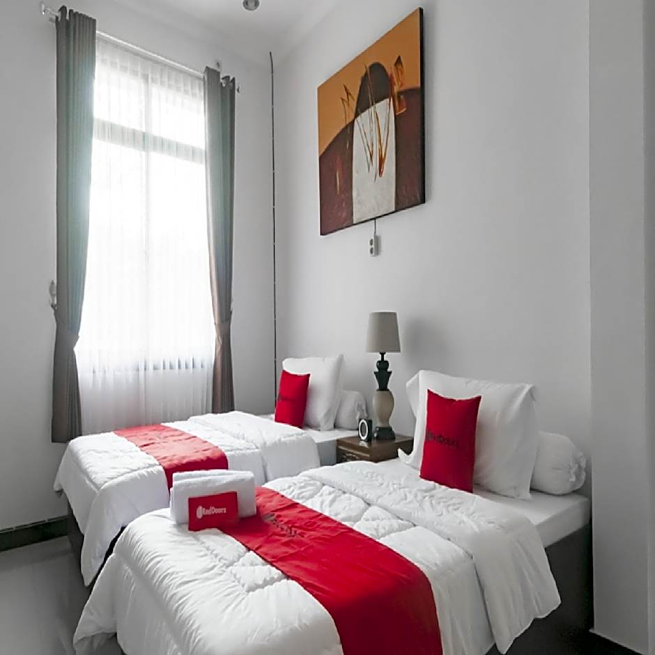 RedDoorz Syariah Plus near Trans Studio Cibubur