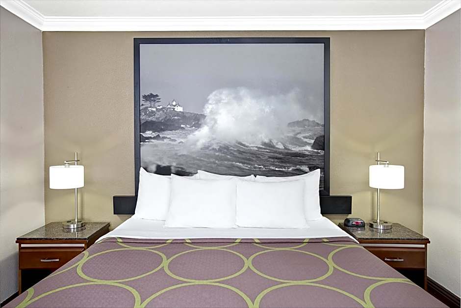 Super 8 by Wyndham Los Angeles-Culver City Area