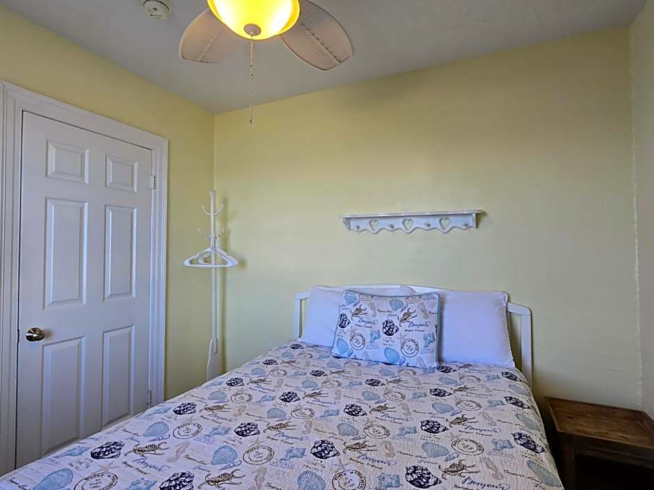 Photo 1 of 4 of 1 Queen Bed, Sea View