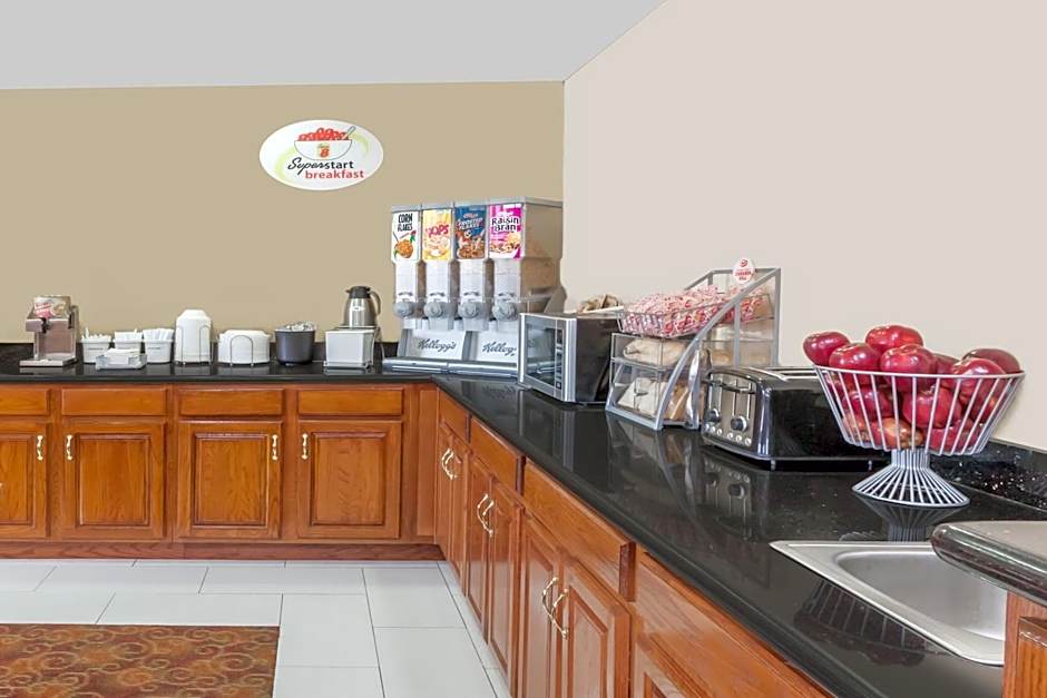 Super 8 by Wyndham Bowling Green South