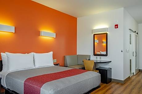 Queen Room - Disability Access - Non-Smoking