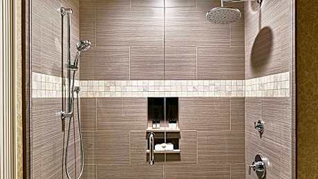 Premium King Balcony (1 King Bed)