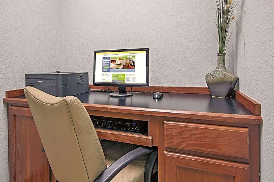 La Quinta Inn & Suites by Wyndham DFW Airport West - Euless