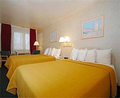 Queen Room with Two Queen Beds - Smoking