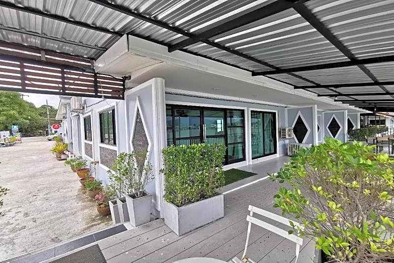 Chaiyai River Front Hotel