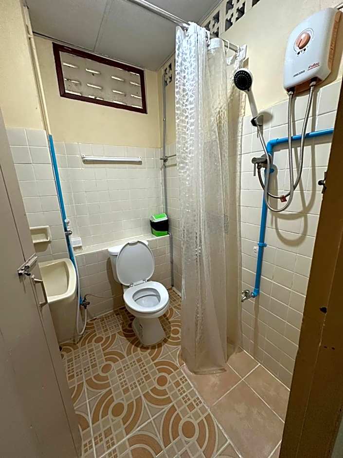 Achcha hotel - itsaraphap MRT station - Wat Arun