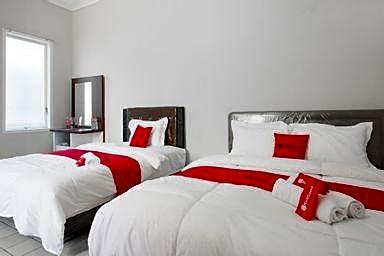 RedDoorz near Batik Tulis Celaket 2