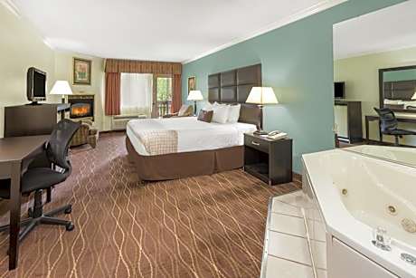 King Suite with Jetted Tub/Park View/Balcony - Non-Smoking