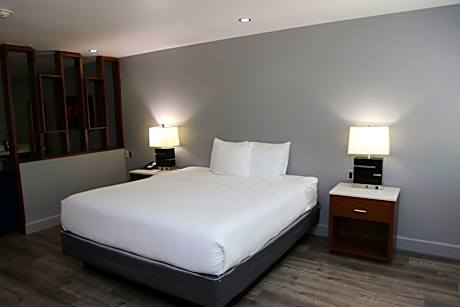 One Room Suite with Tub - Disability Access/Non Smoking