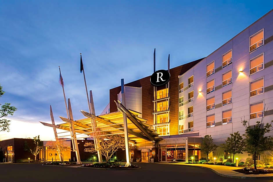 Renaissance by Marriott Boston Patriot Place Hotel