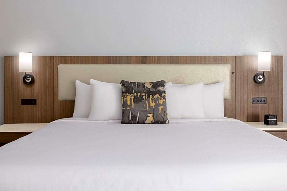 La Quinta Inn & Suites by Wyndham Newnan