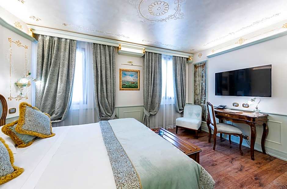 Hotel Monaco & Grand Canal