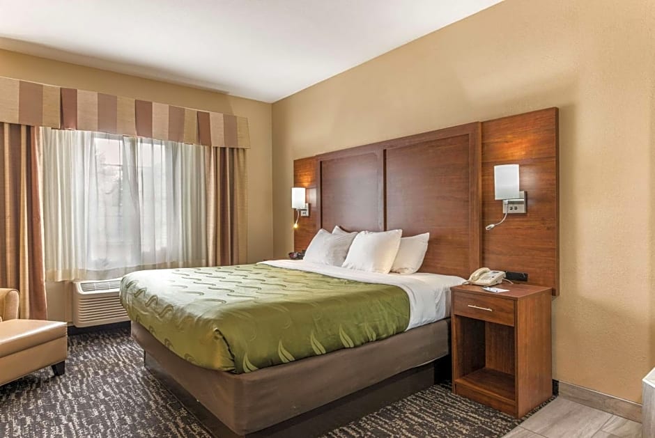 Quality Inn & Suites Hendersonville - Flat Rock