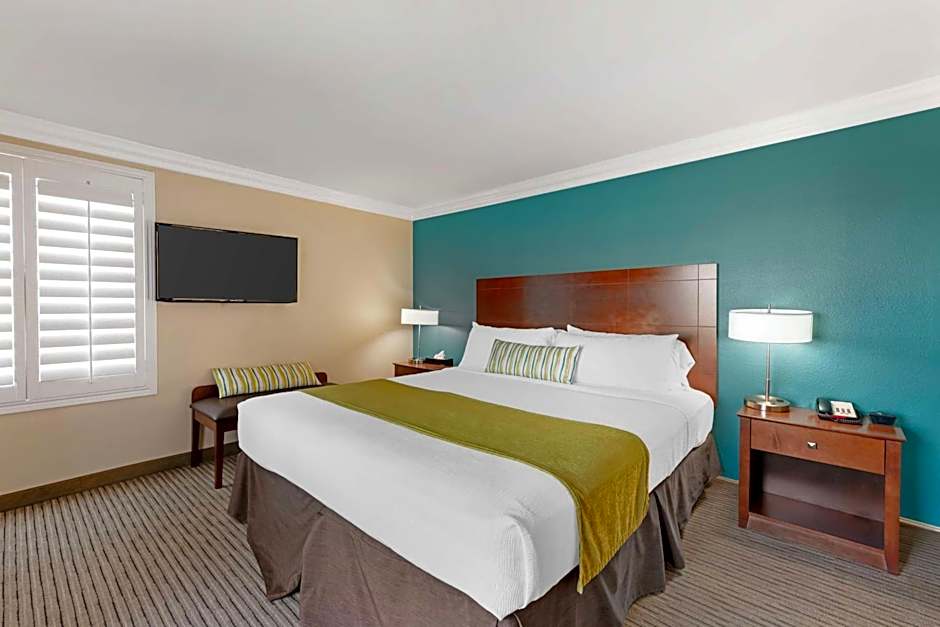 Best Western Harbour Inn & Suites Huntington - Sunset Beach