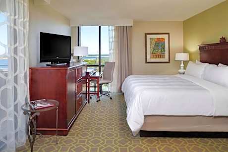 Concierge lounge access, Guest room, 1 King, Balcony