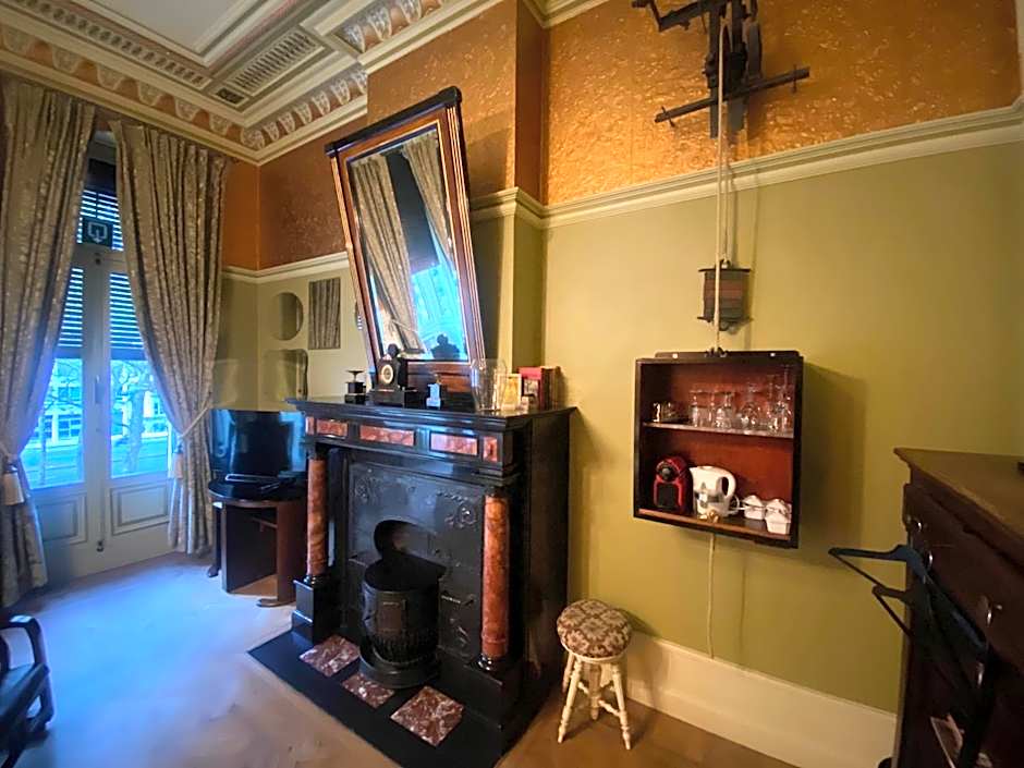 The Museum - Au Lit, Jérôme!