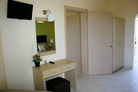 Family Apartment (6 Guests) 2 Double Beds and 2 Twin Beds