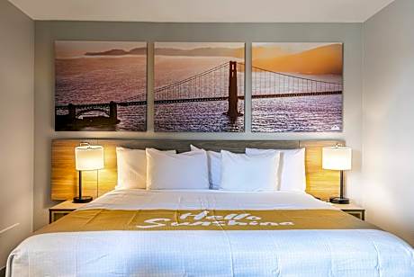 King Room with Roll-in Shower - Mobility Access/Non-Smoking