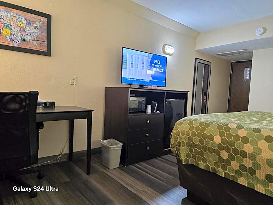 Econo Lodge Inn & Suites