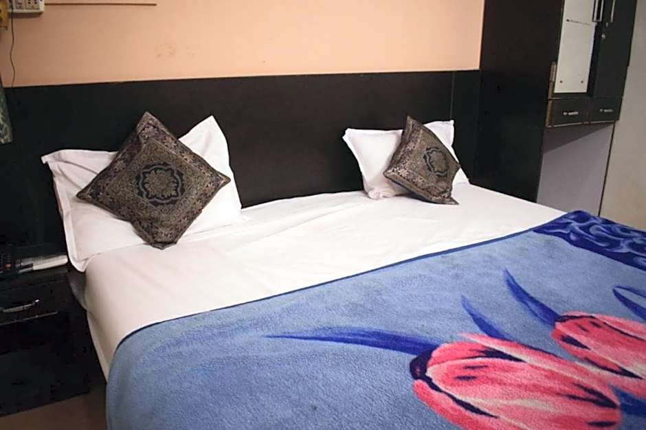 Goroomgo D S Stay Varanasi - 2km From Gadowlia