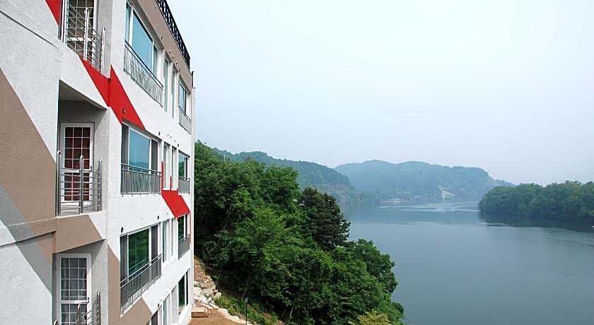 Moonlight Blue Pension