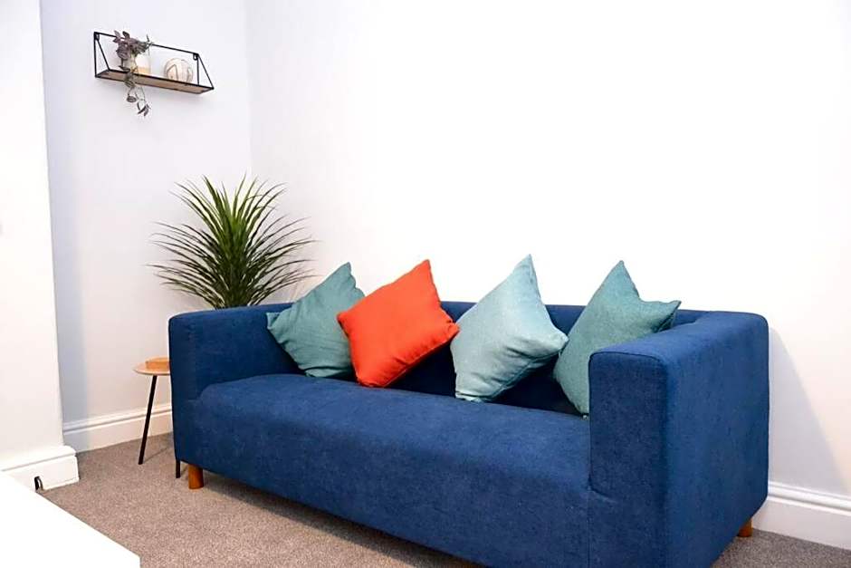 Salisbury - New 3br home, wifi, parking, sleeps 6, near Liverpool city centre