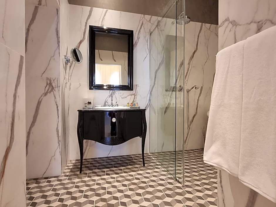 Tiffi Old Town Hotel