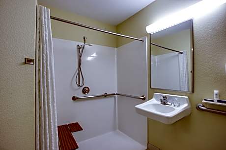 1 Qn Studio Suite Comm Access Roll Shwr