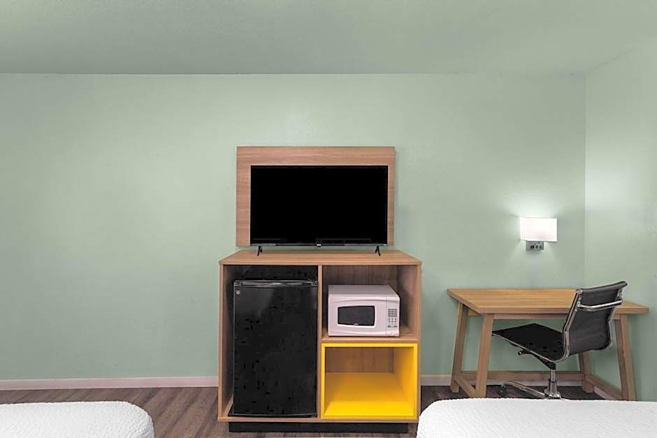 Days Inn by Wyndham Pratt