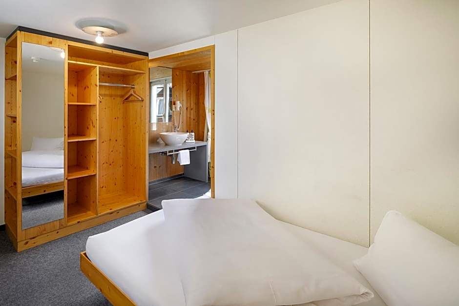 Hirschen Guesthouse - Village Hotel