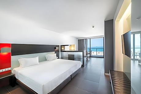 Deluxe Suite with Frontal Sea View