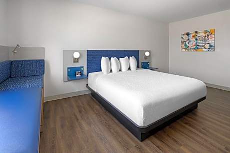 King Suite with Mobility Access and Roll-In Shower, Non-Smoking