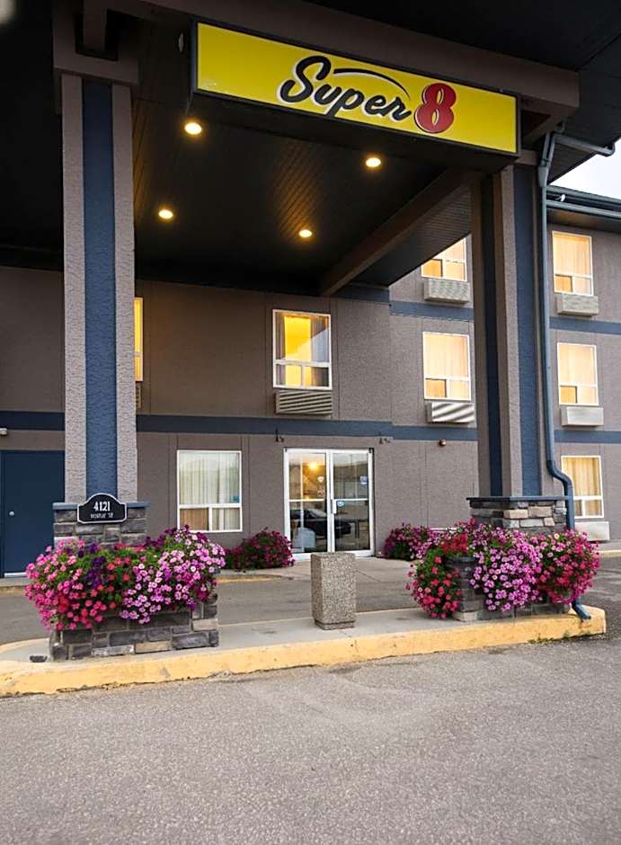 Super 8 by Wyndham Whitecourt