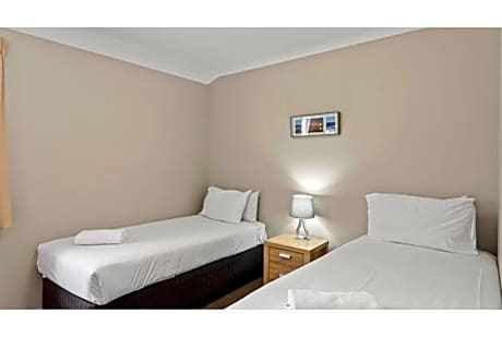 Standard 2 Bedroom Cabin - Sleeps 5