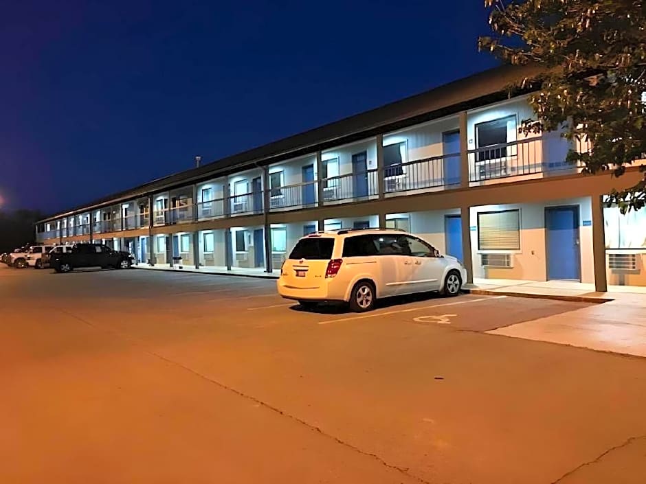 Econo Lodge Inn & Suites