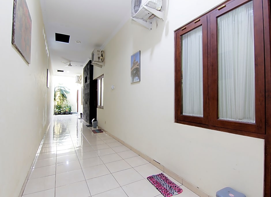 Embe Joglo Homestay by ZUZU