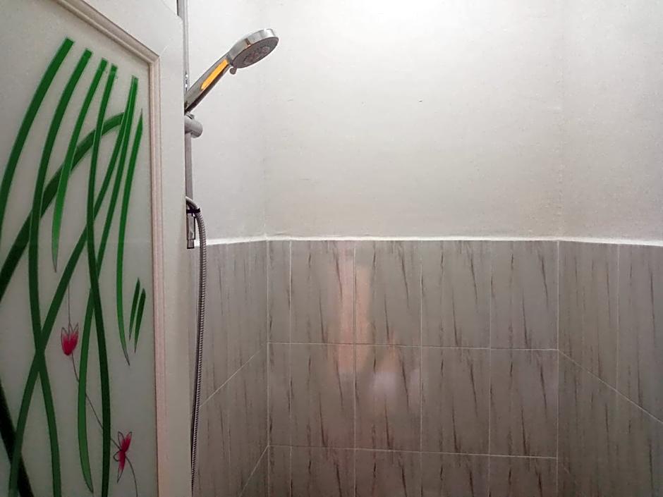 OYO 93414 Wisma Ratu Syariah Near SMP Negeri 2 Watang Pulu