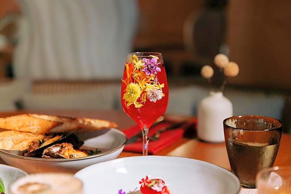 Sandbourne Santa Monica, Autograph Collection