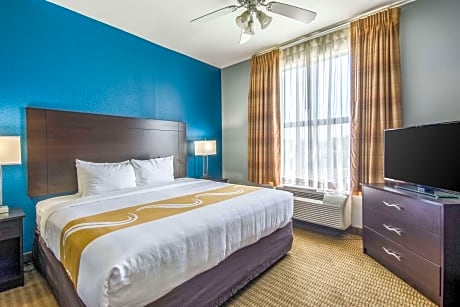 1 King Bed, 2 Queen Beds, Suite, Nonsmoking