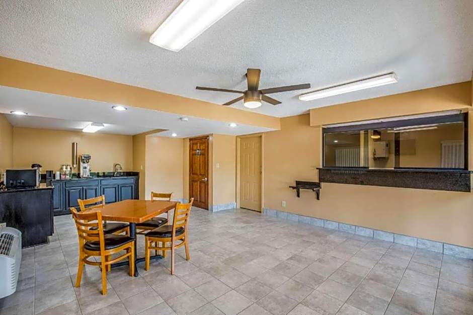 Rodeway Inn & Suites