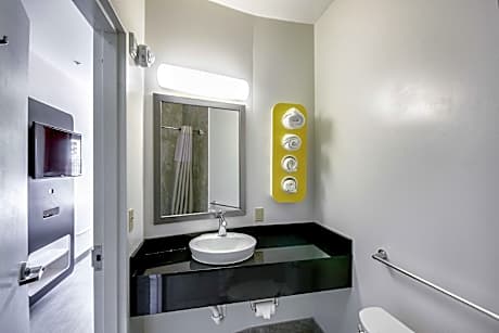 1 Queen Bed | Mobil Access Tub Nsmk Micfridg