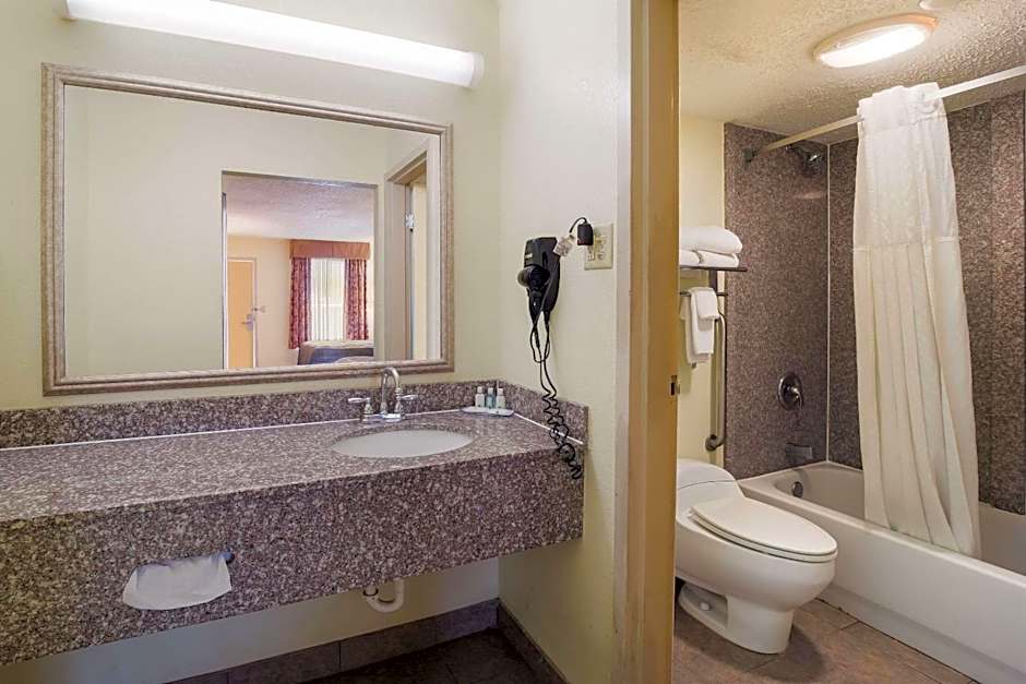 Quality Inn & Suites Conference Center Statesboro Historic District