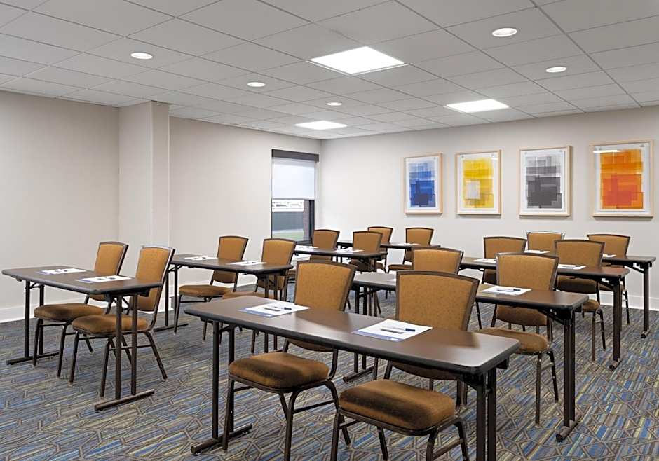 Holiday Inn Express Indianapolis Airport By IHG